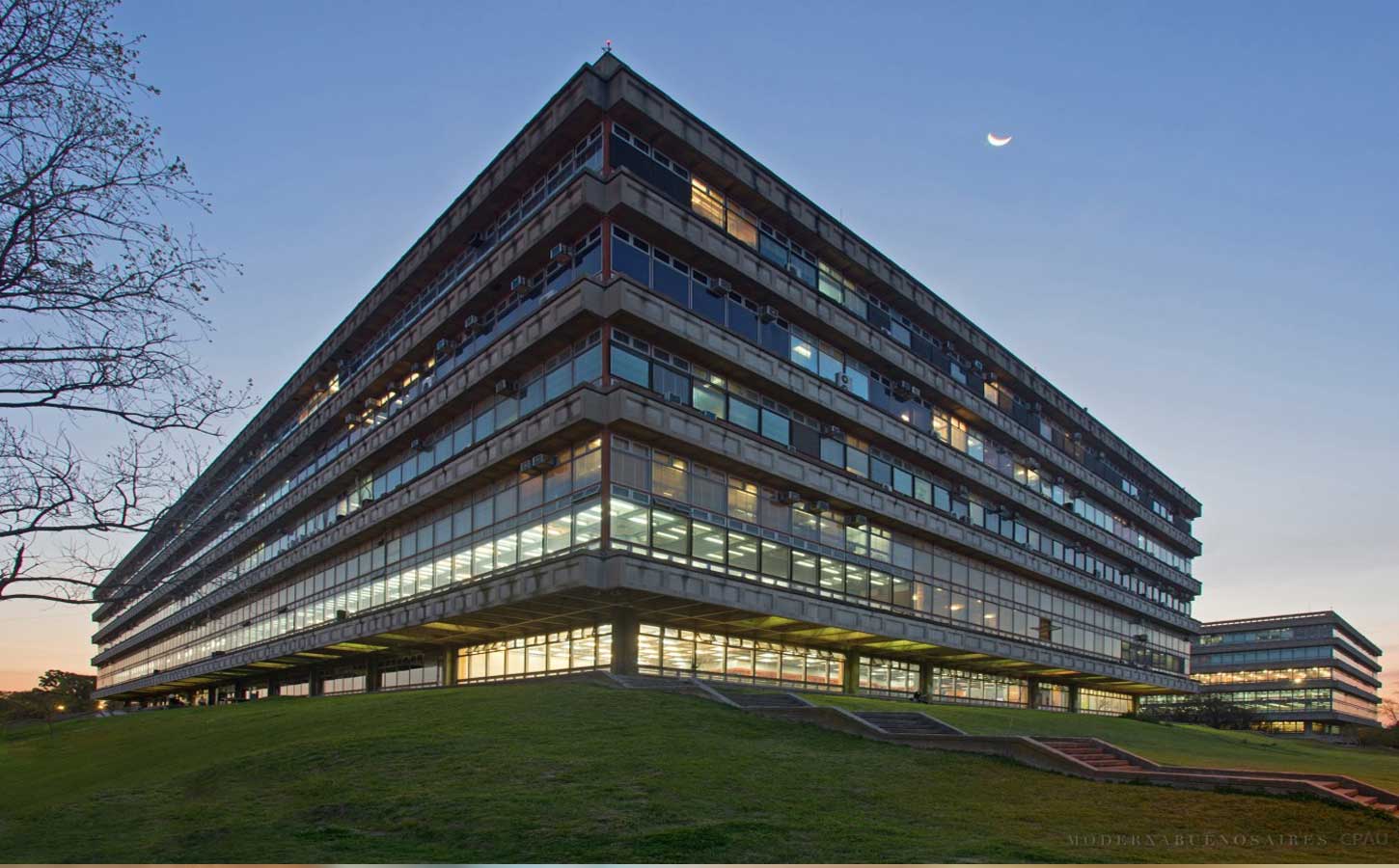 Pabellón II de la Facultad de Ciencias Exactas y Naturales, en Ciudad Universitaria, al atardecer